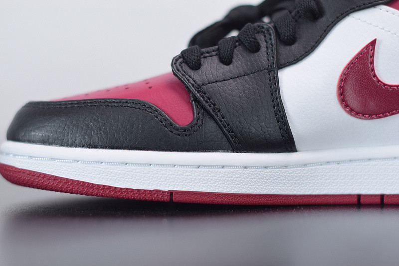 air jordan 1 mid resembles the “bred toe” 554724-066