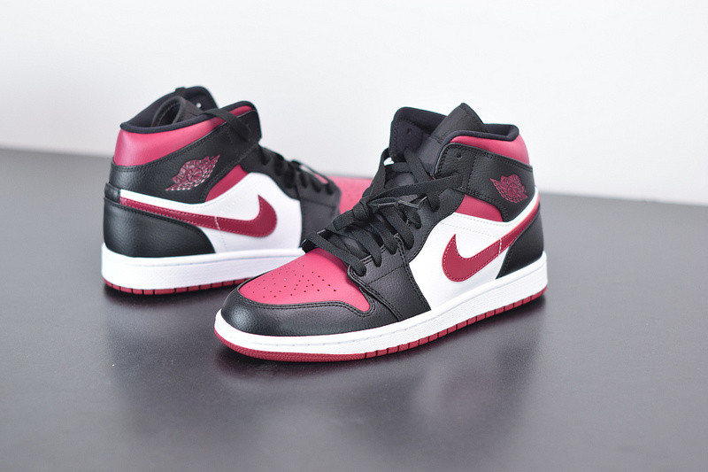 air jordan 1 mid resembles the “bred toe” 554724-066