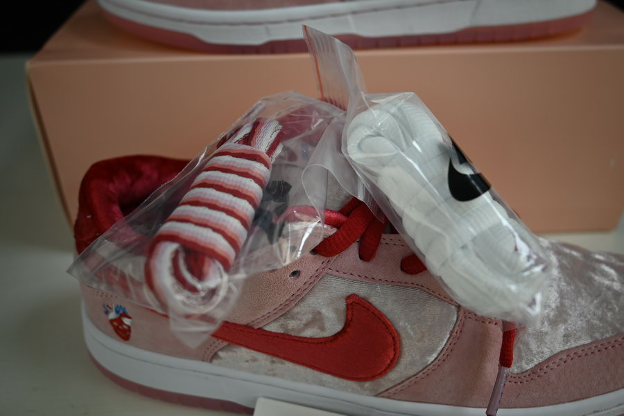 strangelove x nike sb dunk low “valentine’s day” ct2552-800