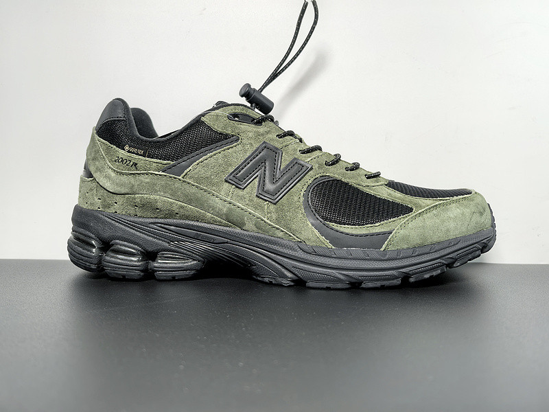 NEW BALANCE SNEAKER