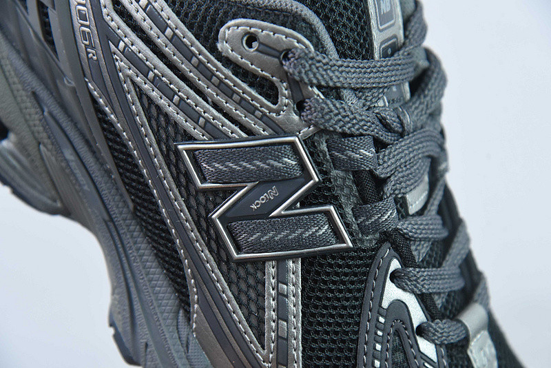 NEW BALANCE SNEAKER