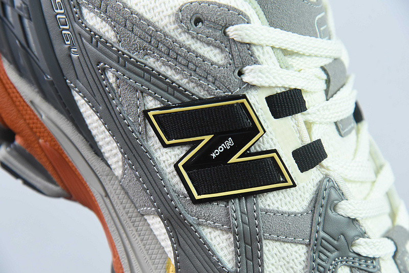 NEW BALANCE SNEAKER
