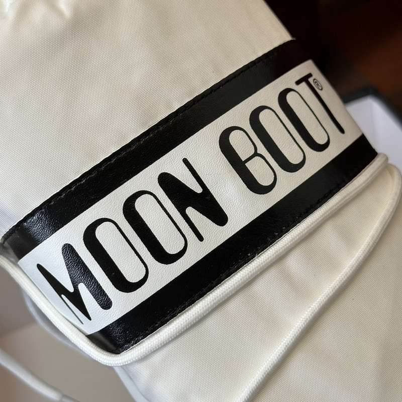 mOON bOOT