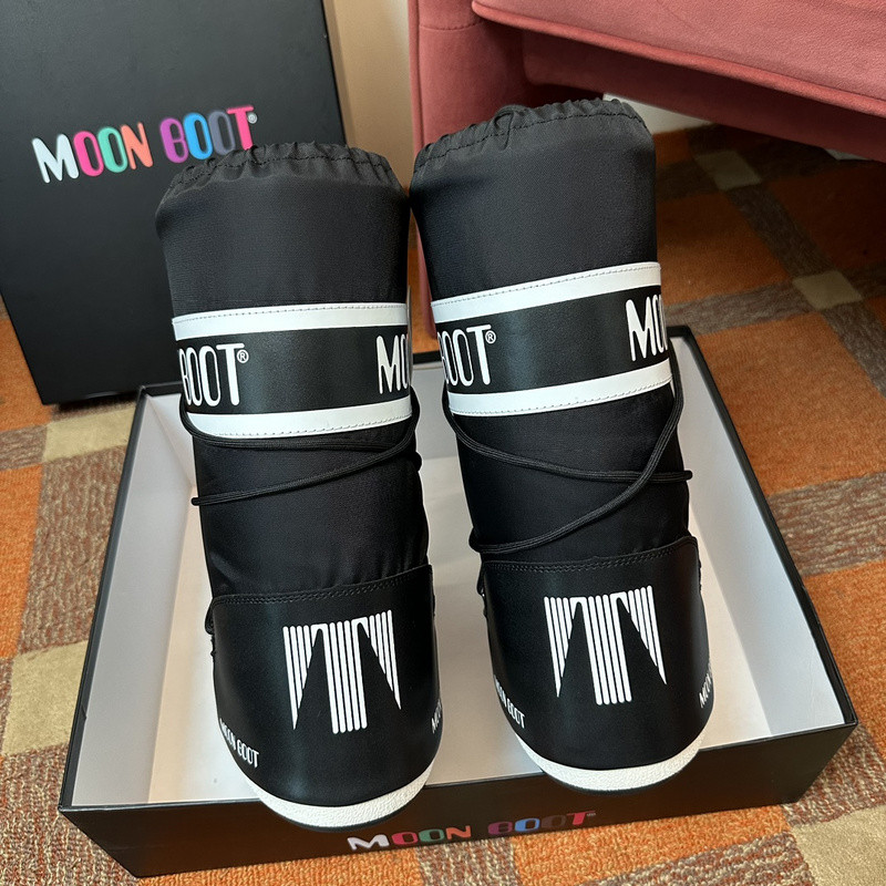 mOON bOOT