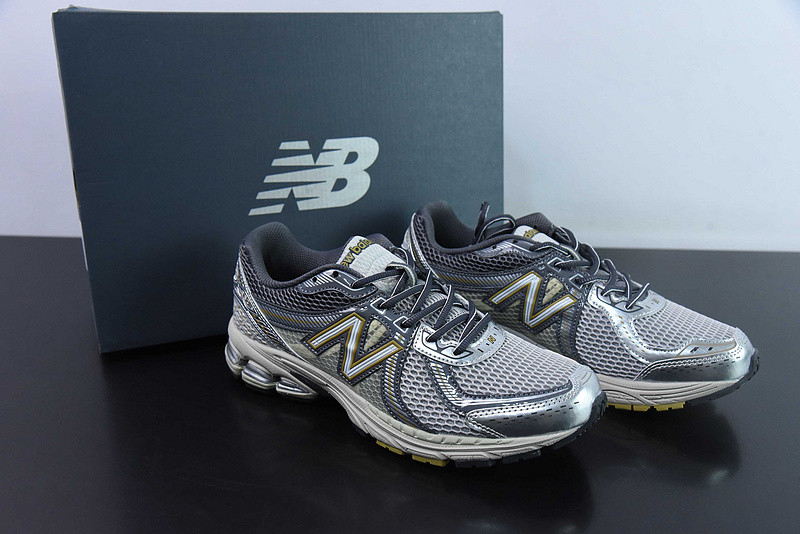 NEW BALANCE SNEAKER