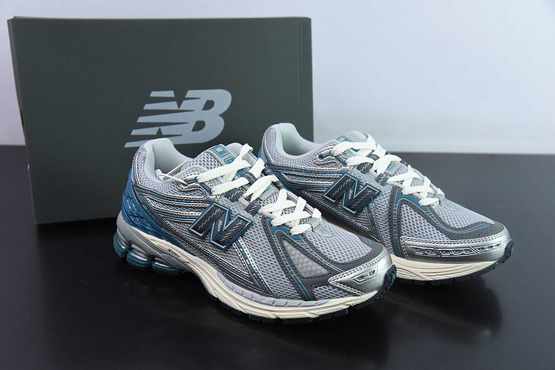 NEW BALANCE SNEAKER