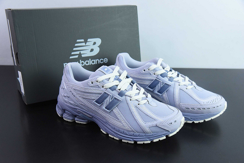 NEW BALANCE SNEAKER